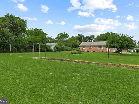 3rd image of 325 Calvin Dr