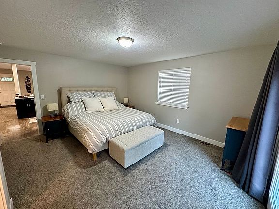 5th image of 570 Elder St