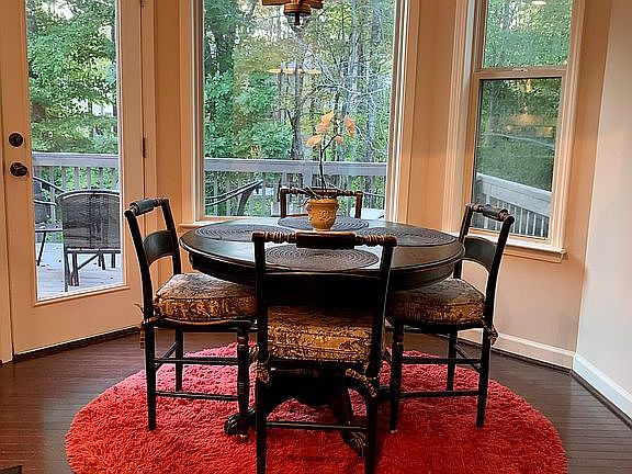 Kitchen dining area