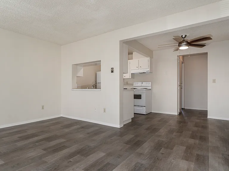 1 Bed 1 Bath w Deck or Patio - 576 Sq Ft 1 Bed 1 Bath w Deck or Patio - 576 Sq Ft