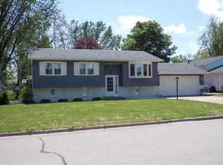 1020 Schafer Dr, Onalaska, WI 54650