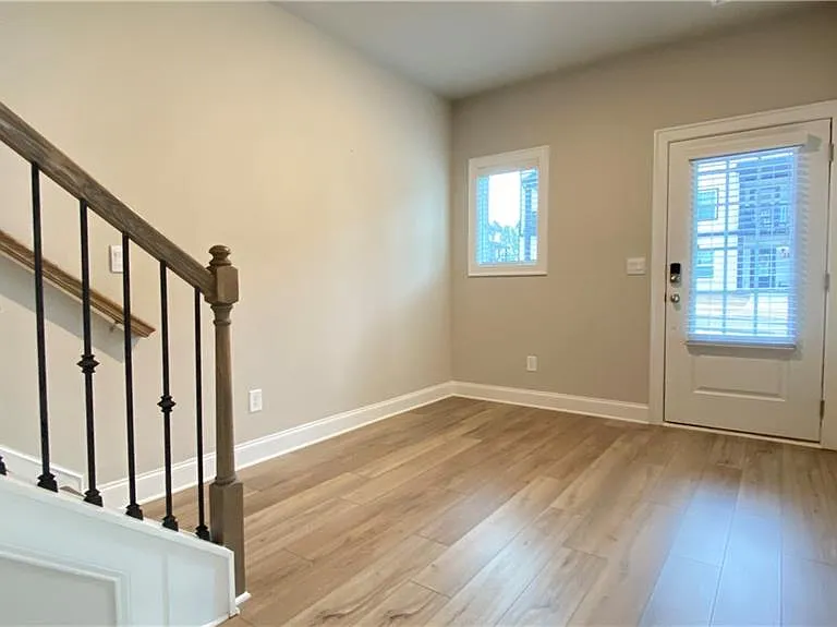 1040 Knoxboro Ln — Photo 3