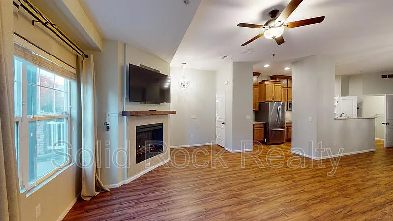 3 bed, 2.5 bath, 1713 sqft, $2,075 — Photo 2