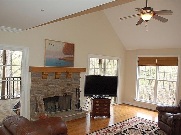 4th image of 320 Dixie Creek Dr