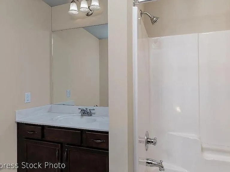 111 Cypress Cir — Photo 2