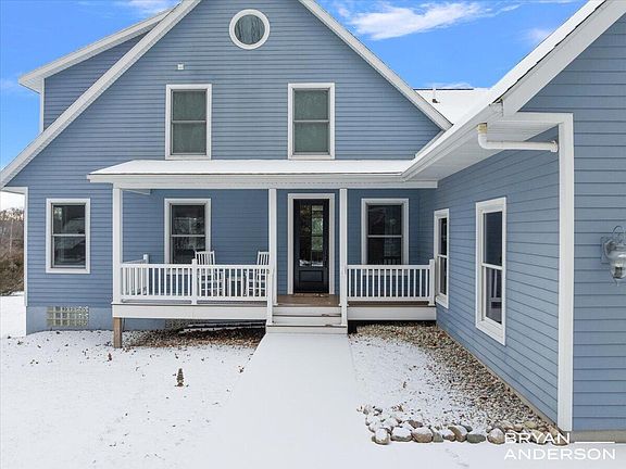 2nd image of 6522 Skyridge Dr NE