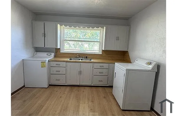 Building Photo - 813 SW E Ave #B