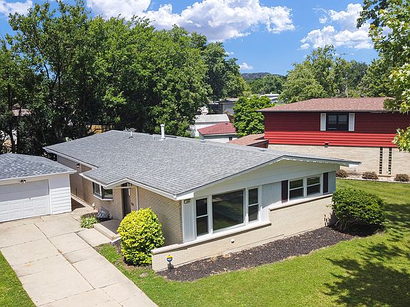 3rd image of 220 N Park Dr