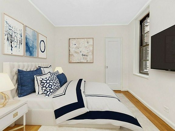3rd image of 9 W 64th St #2N