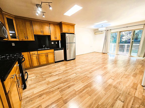 4th image of 560 Channing Ave