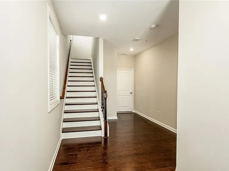335 Beacons Pl — Photo 6