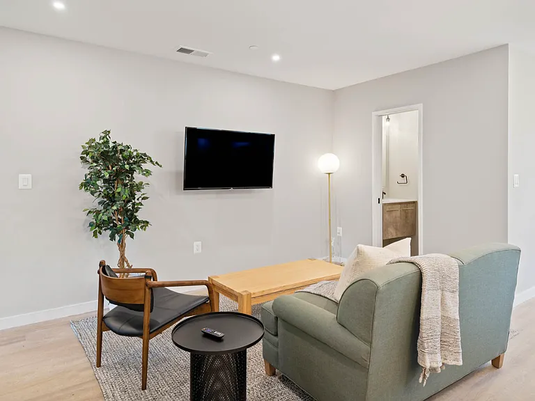 910 Euclid St NW — Photo 10