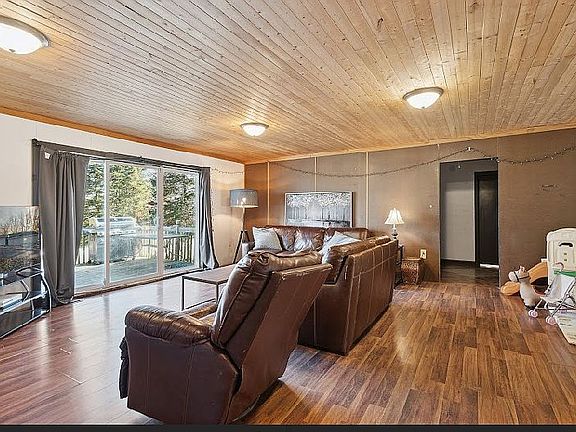 3rd image of 1020 Rhoades Rd