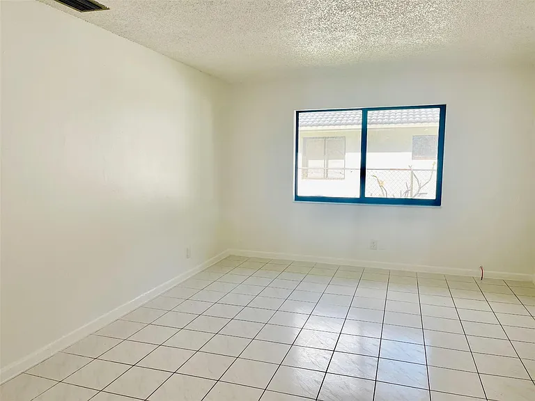 4104 NW 114th Ave — Photo 9
