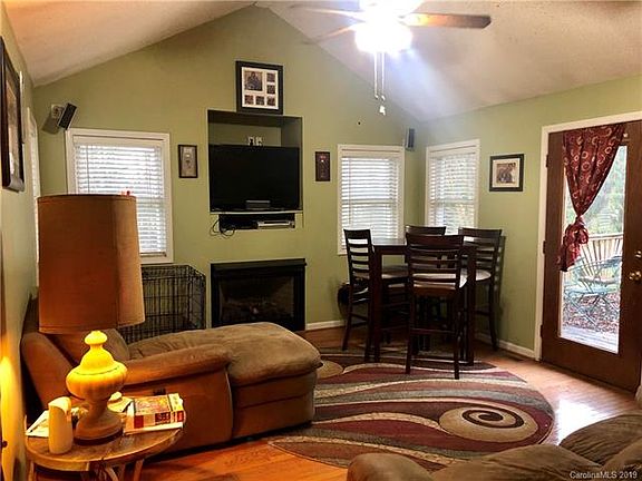 3rd image of 715 Sunset Dr