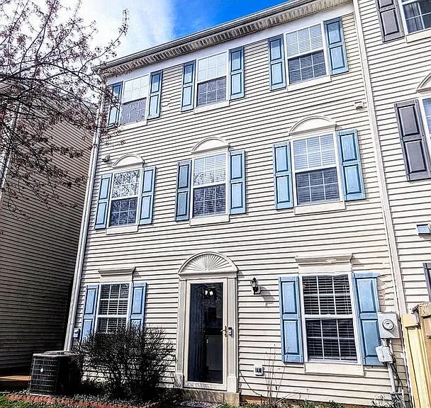 1009 Robin Hill Ter — Photo 1