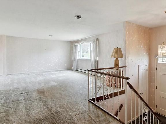 4th image of 76 Ronald Dr