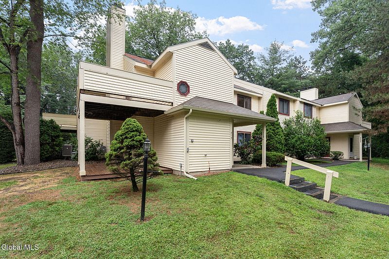 3rd image of 212 Yorktown Drive