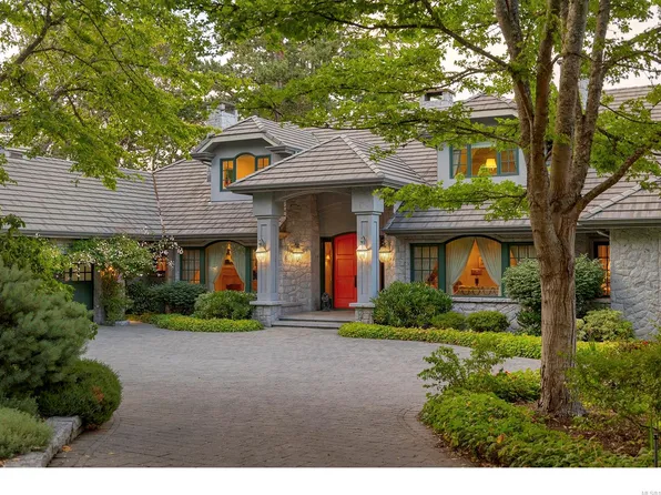 3445 Beach Dr, Oak Bay, BC V8R 6M6