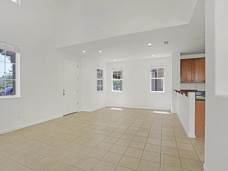 2111 Parkhurst St — Photo 7