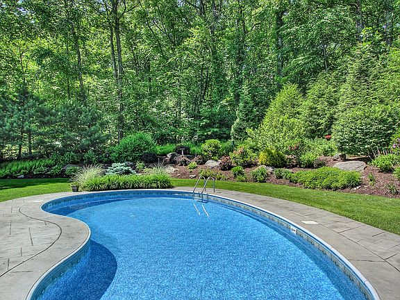 4th image of 19 Winfield Dr