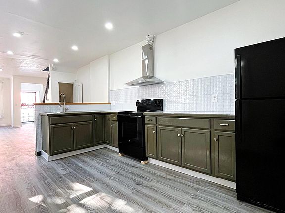 3rd image of 2348 N Woodstock St