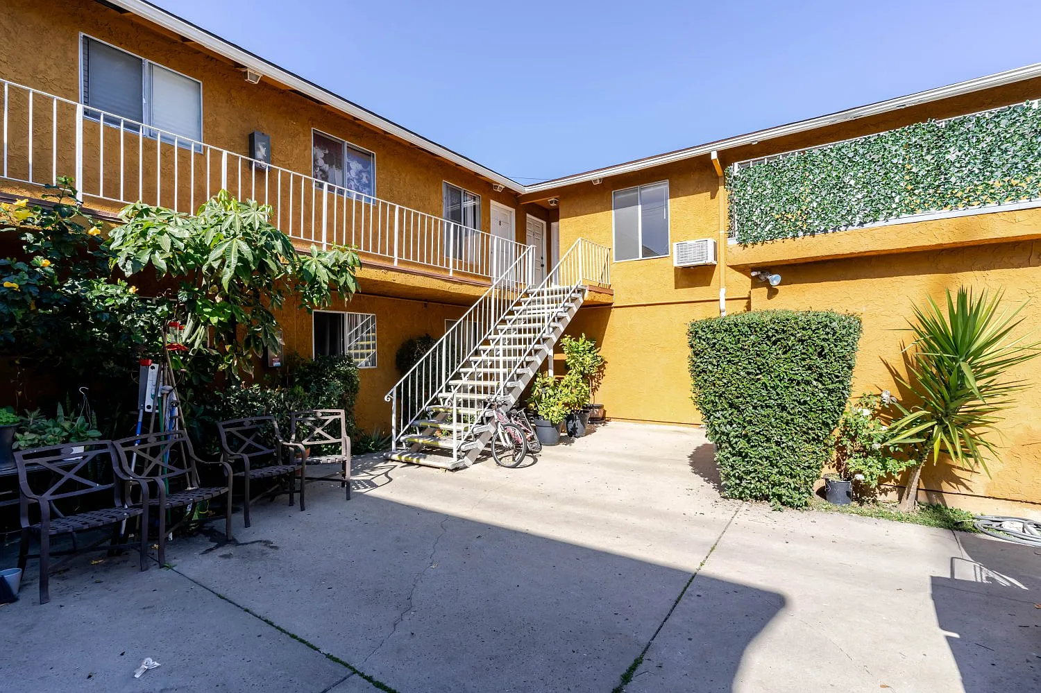 2 bed, 800 sqft, $2,450 — Photo 1
