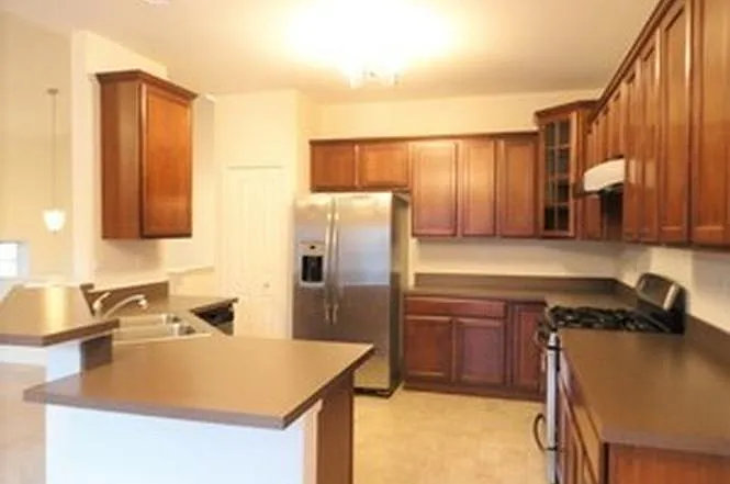 429 Grosvenor Ln — Photo 2