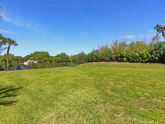 4th image of 2085 Montclair Dr
