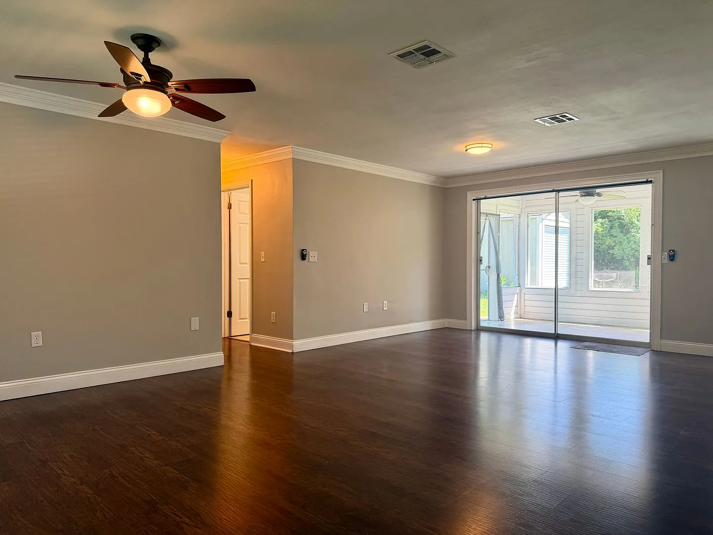 Beautiful 3-Bedroom Clearwater Home with Custom Kitchen & Large Backyard — Photo 3