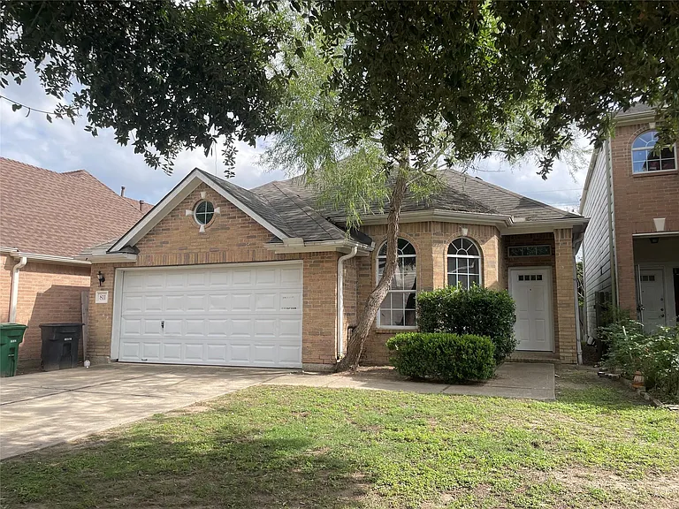 811 Forest Hillside Ln — Photo 3
