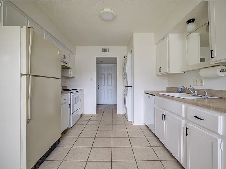 1717 E Lindsey St — Photo 2