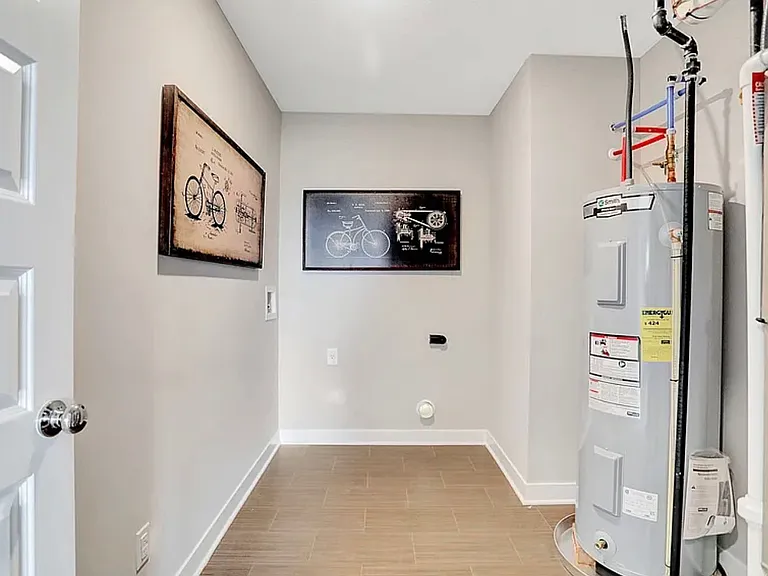 3793 Canterbury Dr — Photo 10