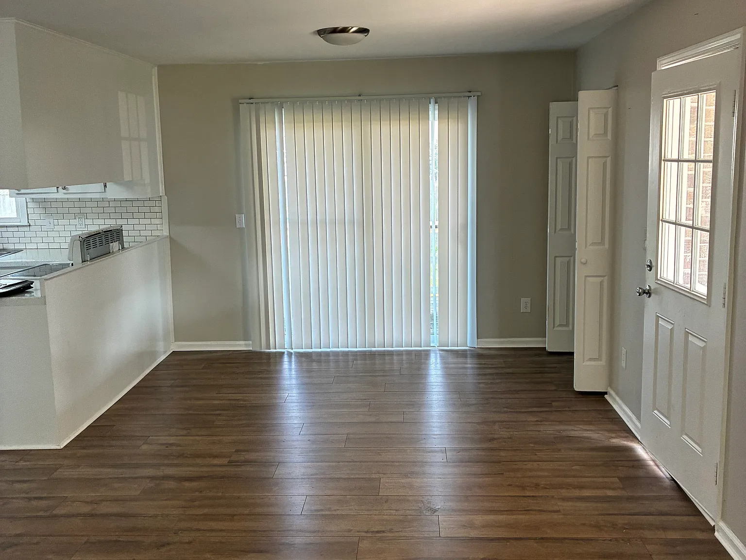 3 bed, 1050 sqft, $1,700 — Photo 2