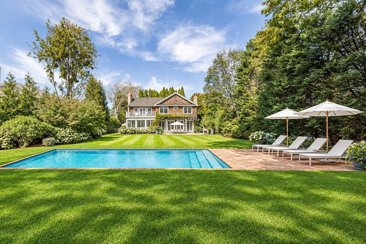 Long Flag Lot in East Hampton Village — Photo 1
