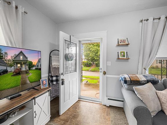 3rd image of 1005 Carbon St