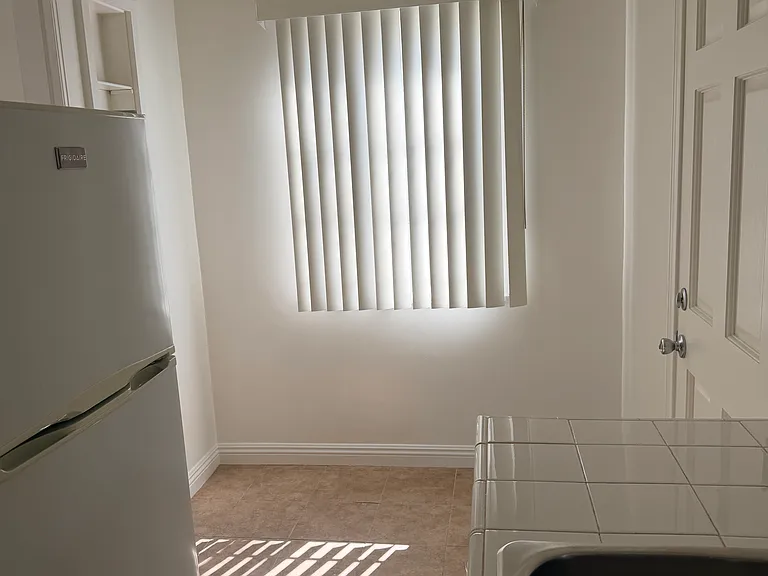 Sunset Park Apartments — Photo 18