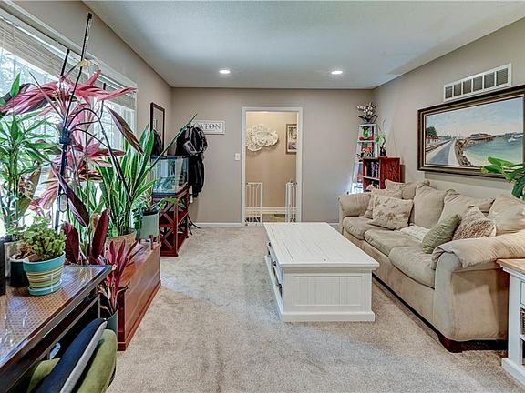 5th image of 1335 SW Horizon Dr
