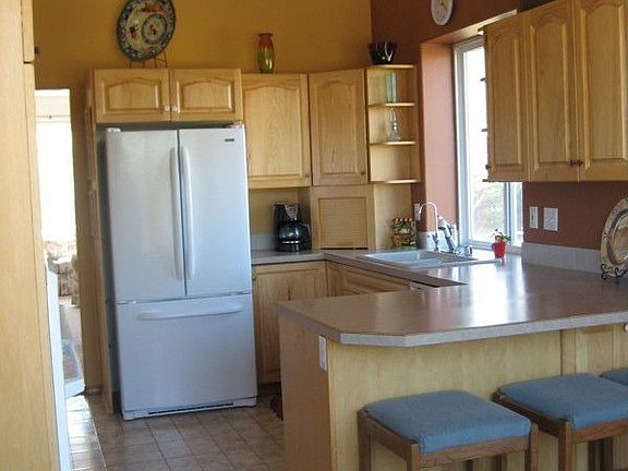 Kitchen, eating bar, vaulted ceilings, custom paint colors