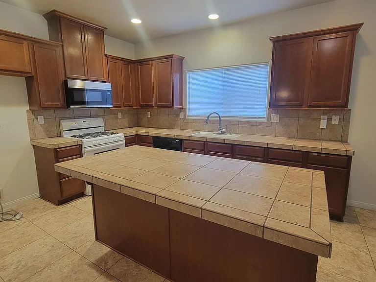 8211 Slider Dr — Photo 4