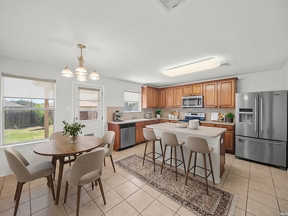 4th image of 902 Magnolia Bend