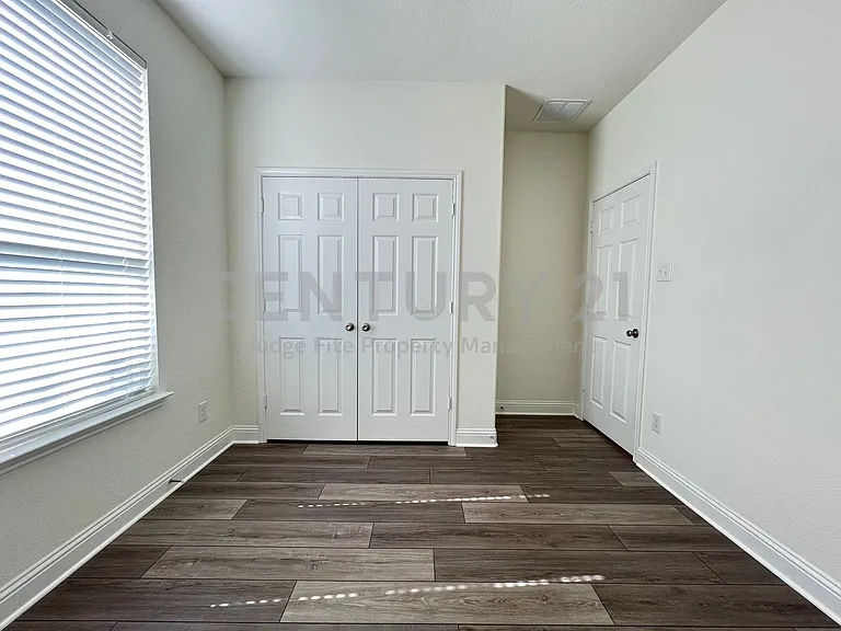 2605 Warren Ln — Photo 9