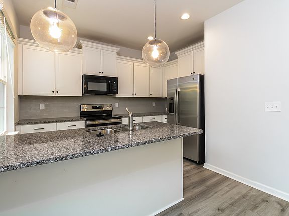 5th image of 287 Northwood St