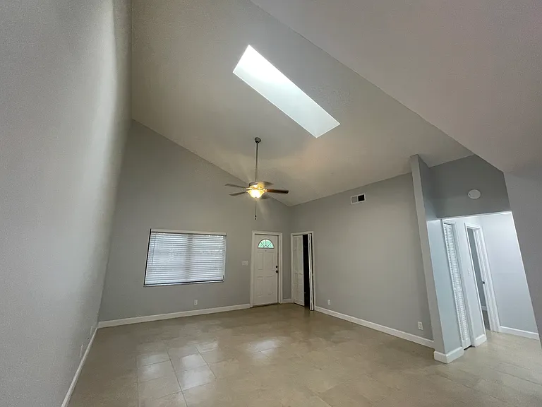 2051 Cove Ln — Photo 3