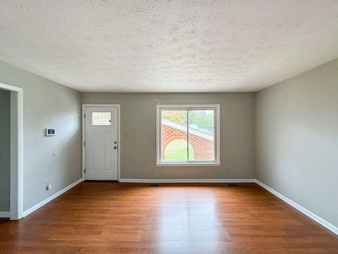 Charming 3 Bed 2 Bath Brick Ranch — Photo 2