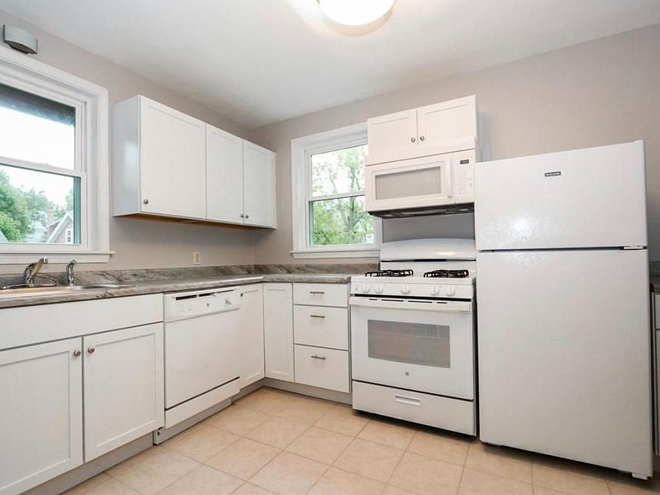 Very bright and functional kitchen, including a gas range!