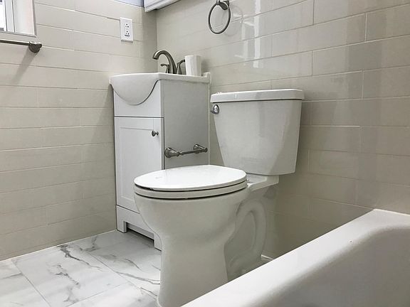 Bathroom (2b & 3b)