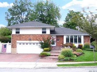 2111 Stratford Dr, Westbury, NY 11590