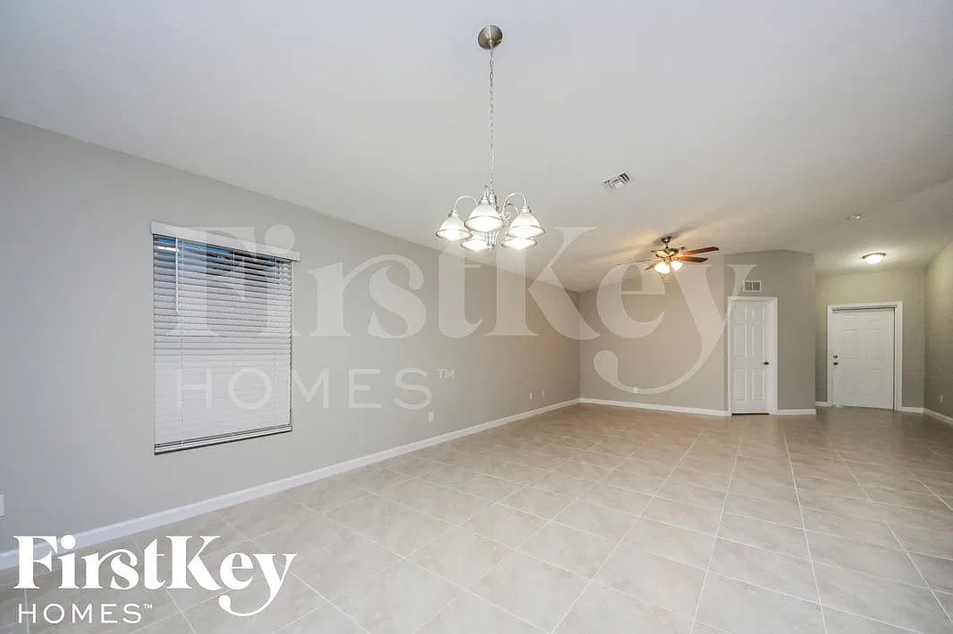 4 bed, 2.0 bath, 1833 sqft, $2,710 — Photo 3