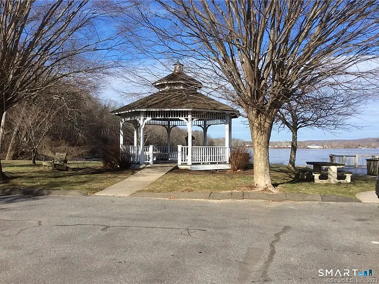 10 Phelps Ln — Photo 31